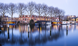 909035 Gezicht op de woonboten in het Merwedekanaal te Utrecht, met op de achtergrond de huizen aan de Billitonkade.